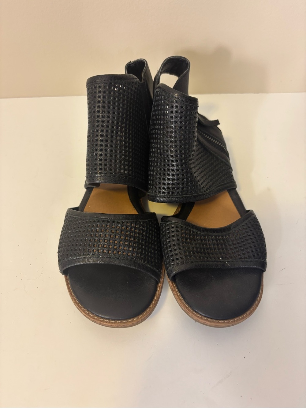 Sofft Black Perforated Leather Low Heel Sandals Women’s 8 - Picture 3 of 7